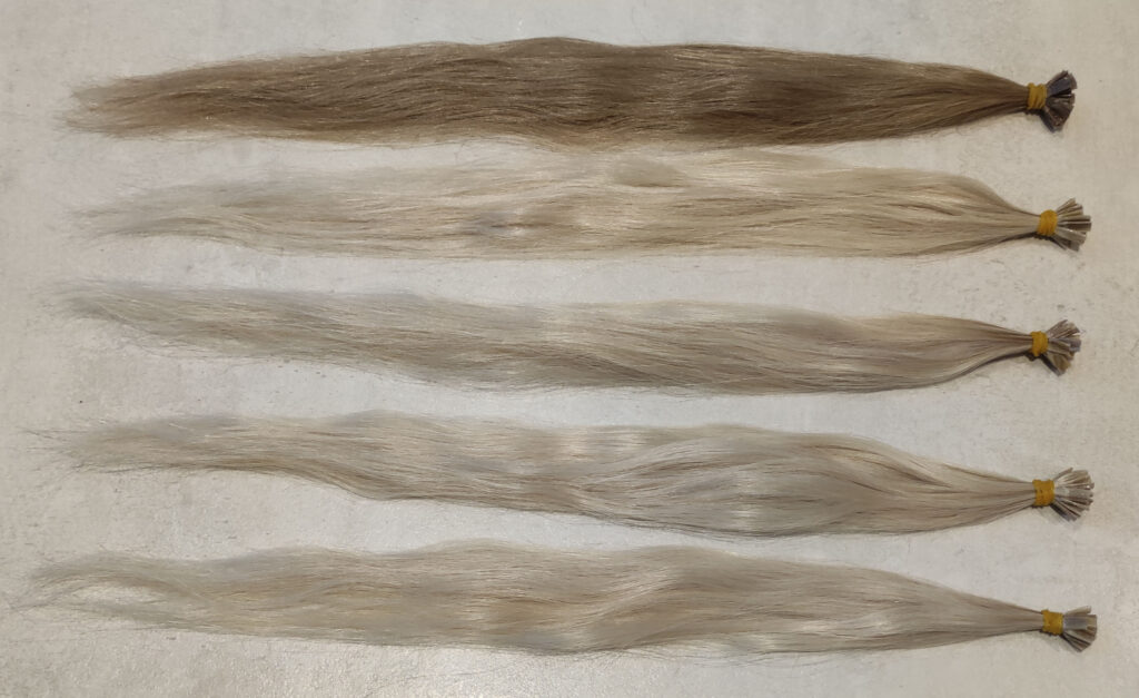 Entfernte Keratin Extensions farblich sortiert